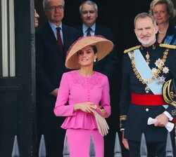 Don Felipe y Doña Letizia en los momentos previos a dirigirse hacia la Abadía de Westminster donde asistieron a la ceremonia de Coronación de Su Majes